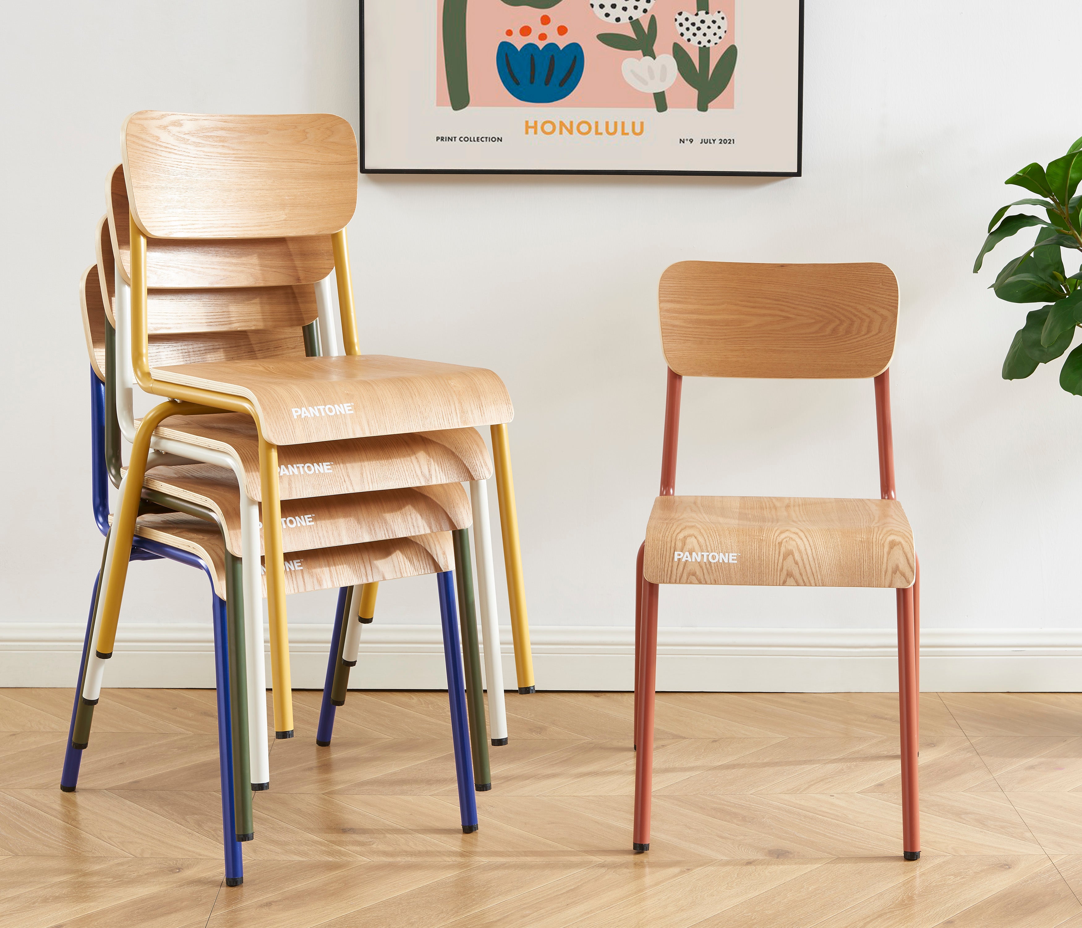 PANTONE® Set of 2 Dining Chairs with Ash Veneer Seat and Metal Legs – Electric blue