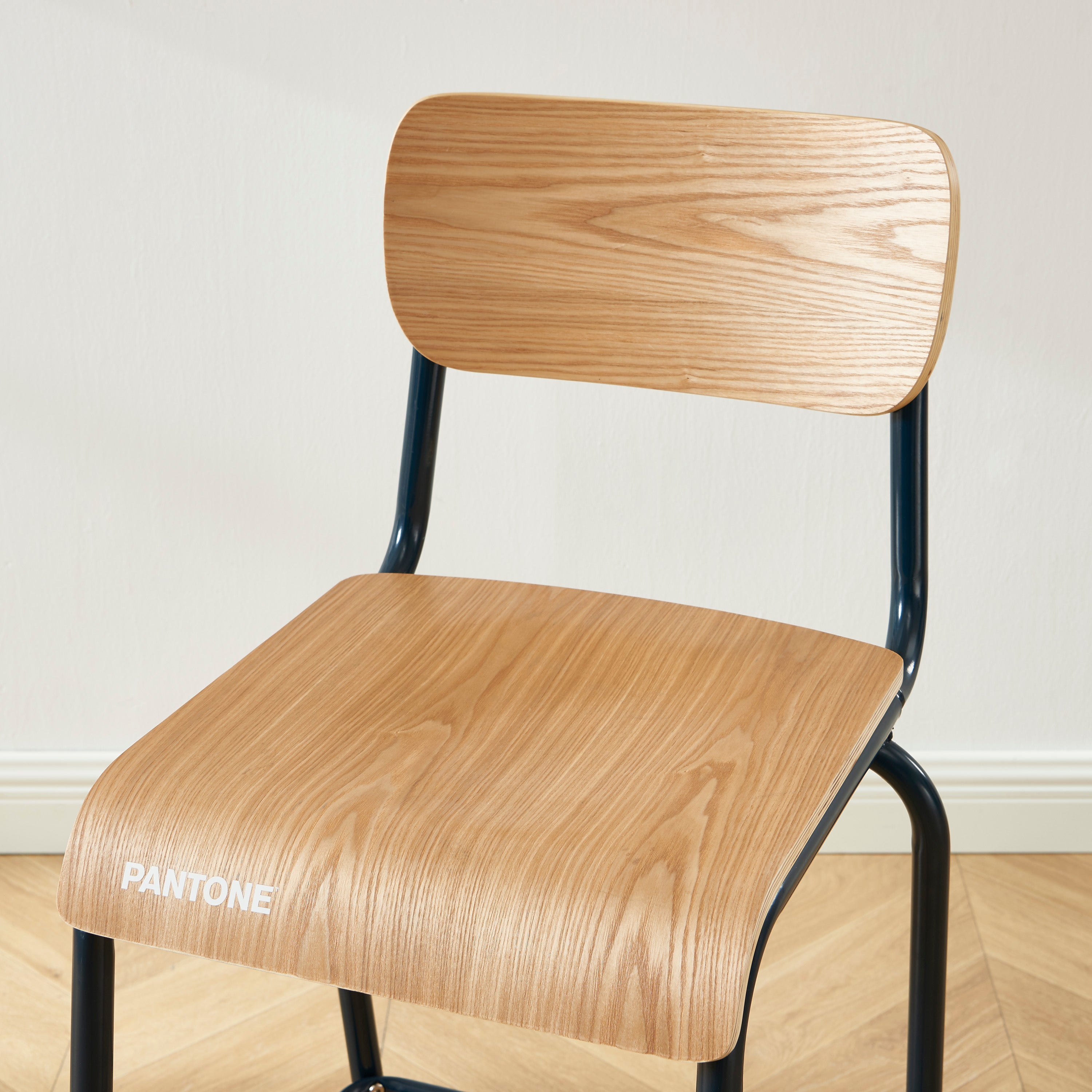 PANTONE® Set of 2 Bar Chairs with Ash Veneer Seat and Metal Legs – Midnight blue