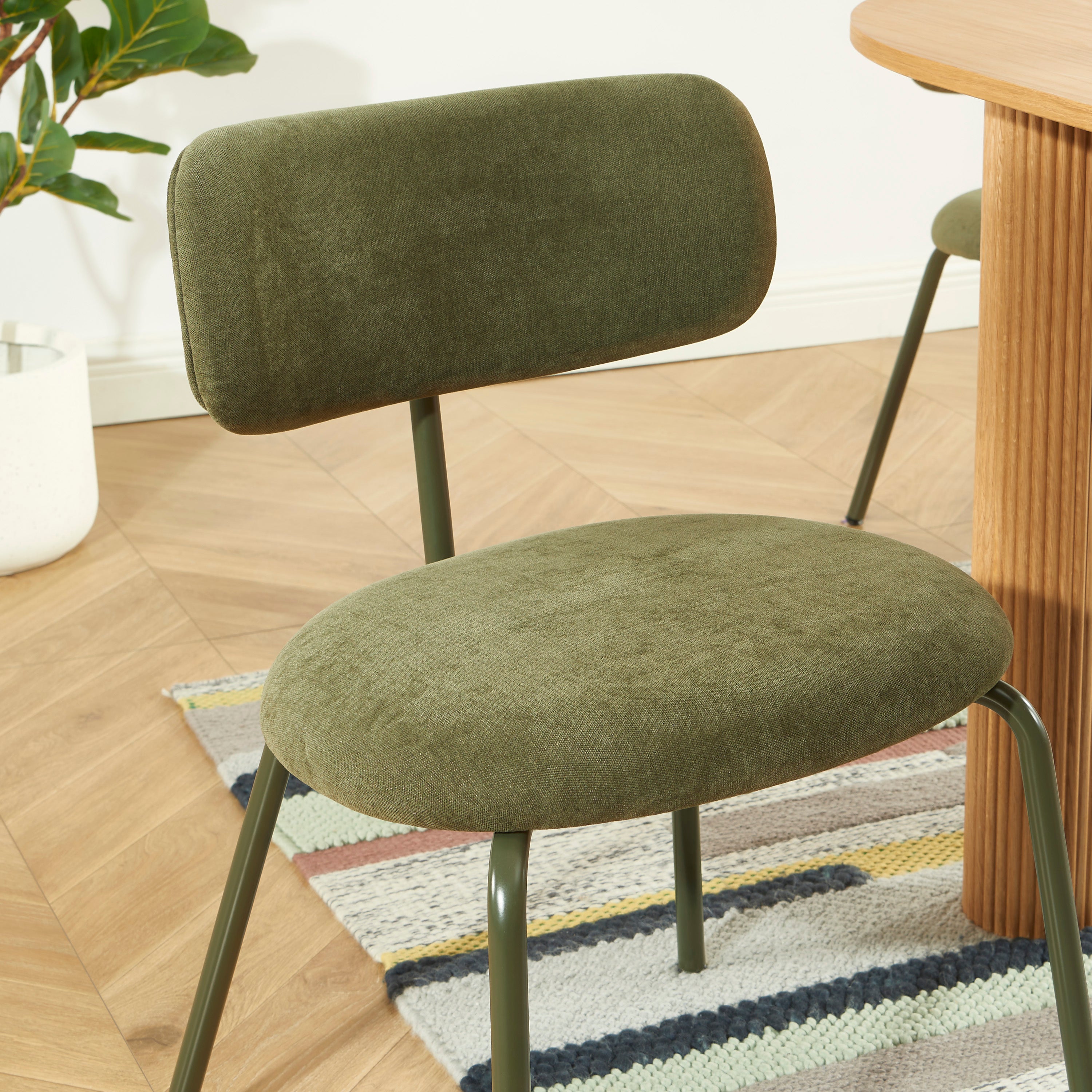PANTONE® Set of 2 Dining Chairs with Fabric Seat and Metal Legs – Olive green